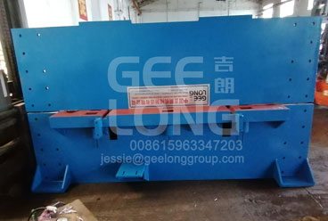 GeeLong mengekspor 2 kontainer untuk lini produksi kayu lapis termasuk mesin press dingin kayu lapis dengan pengumpan rantai, mesin penyebar lem, gergaji pemoto