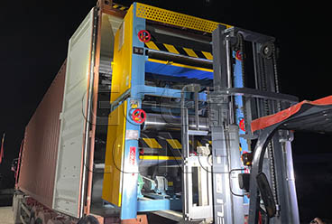 China GEELONG mengekspor enam set debarker kayu log dan 2 set mesin penyebar lem 1,1 m